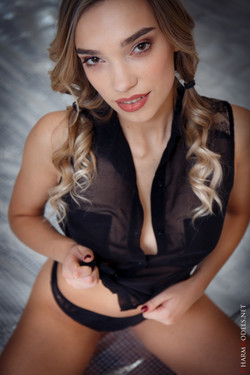 CharmModels.net/Luisa/Sexy glamour babe on the blinking floor/IMG_3720_001.jpg