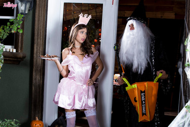 [TwistysHard] 2017-10-27 Riley Reid - Turning Tricks/th_riley_reid_fc092917_pics_023.jpg