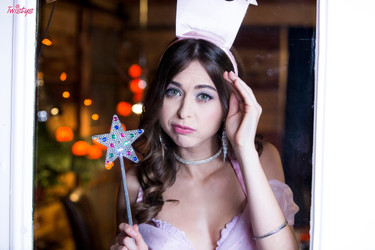[TwistysHard] 2017-10-27 Riley Reid - Turning Tricks/th_riley_reid_fc092917_pics_002.jpg