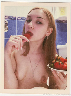 roxyloove_vip/Images/roxyloove_vip-2021-04-28-2095200738-Strawberry season is opened.jpg