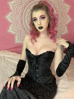 [OnlyFans] roxxidiamond - 46 Vids & 1593 Pics - @roxxidiamond - (20191108-20220204)/Images/roxxidiamond-2020-02-09-146113994-Big tiddy goth girlfriend.jpg