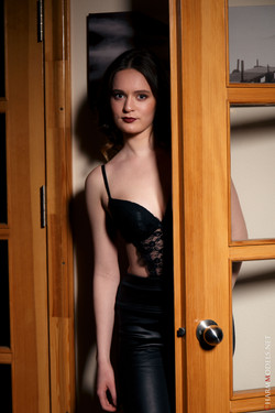 CharmModels.net/Adriana/Sexy 18yo girl on the door/IMG_3216_001.jpg