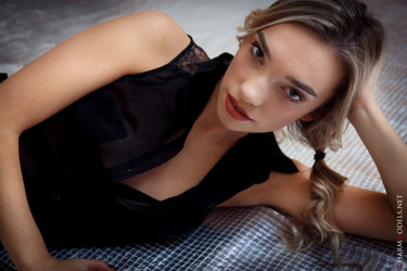 CharmModels.net/Luisa/Sexy glamour babe on the blinking floor/IMG_3702_001.jpg