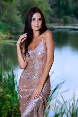 Martina Mink/MetArt/2020-01-11 Martina Mink - Gown In Nature/001.jpg